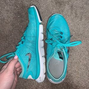 Women’s Nike 8.5 Tennis Shoes